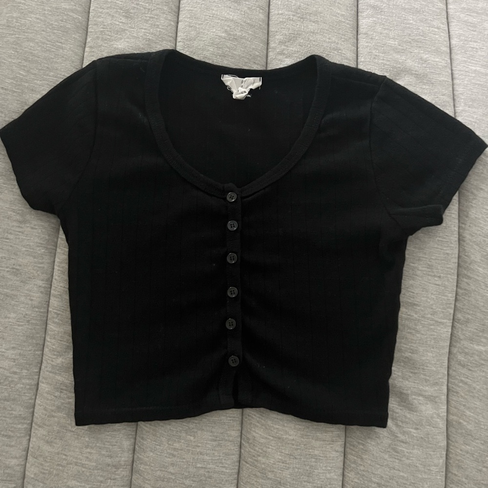 basic cropped black tee with buttons down the middle, soft material,